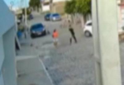 Homem agride companheira, ameaça moradores e vizinho atira Homem agride companheira, ameaça moradores e vizinho atira