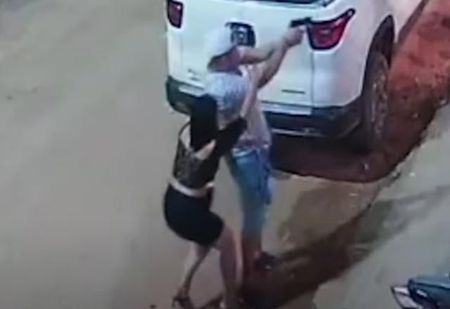 Imagem da noticia Cliente sai de bar armado e atira em segurança após discussão