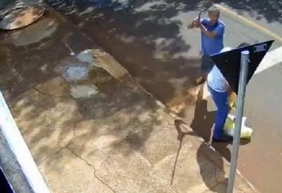 Deficiente visual é brutalmente agredido com barra de ferro Deficiente visual é brutalmente agredido com barra de ferro