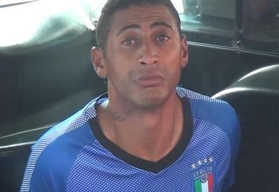 Homem é preso após espancar esposa e ameaçar matar filha Homem é preso após espancar esposa e ameaçar matar filha