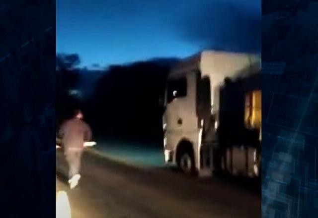 Imagem da noticia Caminhoneiro é flagrado dopado e polícia atira em pneus