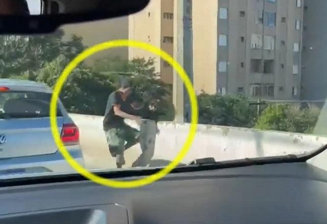 Imagem da noticia SP: reportagem flagra criminoso quebrando vidro e roubando celular