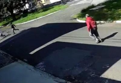 Homem é executado com mais de dez tiros após levar filha à escola Homem é executado com mais de dez tiros após levar filha à escola