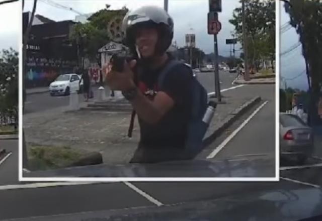 Imagem da noticia RJ: Casal de idosos fica desesperado durante assalto em semáforo