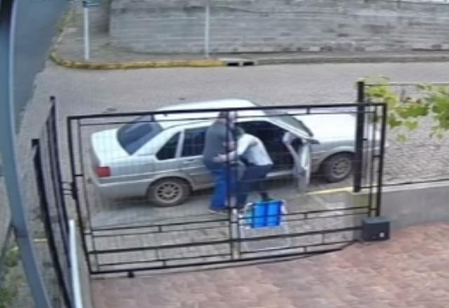 Imagem da noticia Idoso é abandonado pelo próprio filho na calçada, no RS