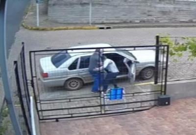 Idoso é abandonado pelo próprio filho na calçada, no RS Idoso é abandonado pelo próprio filho na calçada, no RS