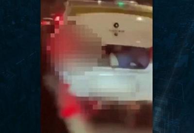 Sequestrado é flagrado preso em porta-malas e pedindo ajuda Sequestrado é flagrado preso em porta-malas e pedindo ajuda