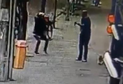 Câmera flagra assassinato de empresário no meio da rua Câmera flagra assassinato de empresário no meio da rua