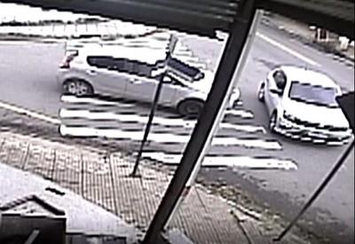 Criminosos atiram mais de 30 vezes contra homem no RJ Criminosos atiram mais de 30 vezes contra homem no RJ