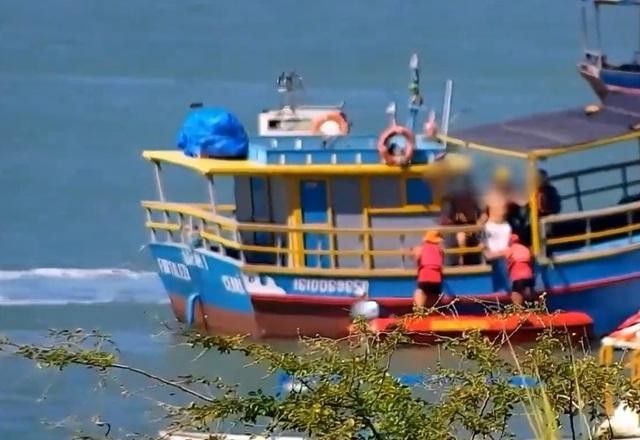 Imagem da noticia Flagra: Suspeitos de assalto pulam no mar e tentam escapar nadando