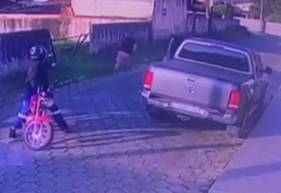 Advogado é morto, na porta de casa, com oito tiros Advogado é morto, na porta de casa, com oito tiros