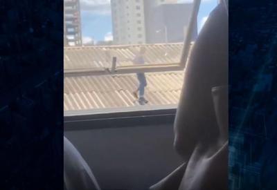 Homem em surto invade hospital e ameaça pacientes com faca em BH Homem em surto invade hospital e ameaça pacientes com faca em BH