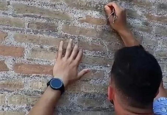 Imagem da noticia Itália procura turista flagrado gravando nomes nas paredes do Coliseu