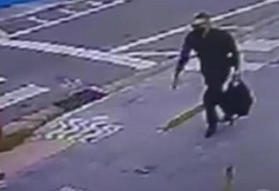 Vítima é assaltada em porta giratória de agência bancária Vítima é assaltada em porta giratória de agência bancária