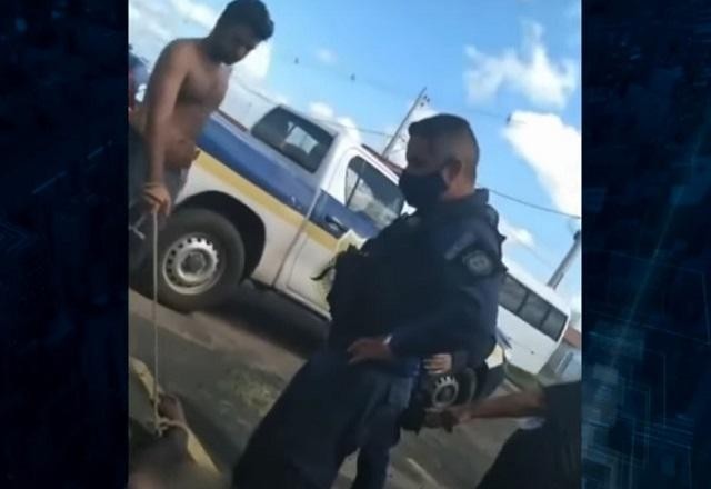 Imagem da noticia Travesti é amarrada e espancada sob olhar de guardas, que nada fizeram