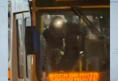 DF: homem armado com faca faz passageira refém em ônibus DF: homem armado com faca faz passageira refém em ônibus