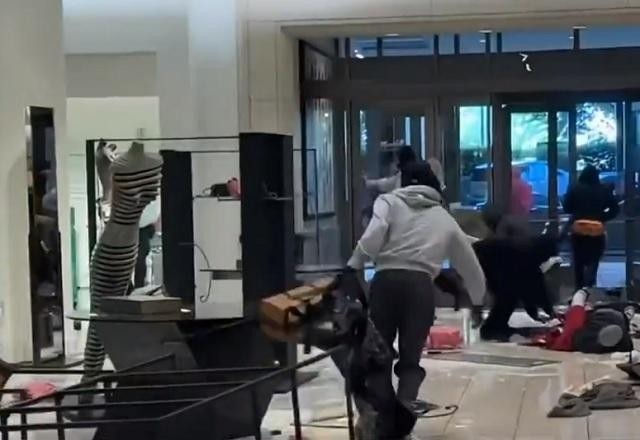 Imagem da noticia Criminosos mascarados invadem e roubam loja de luxo nos EUA