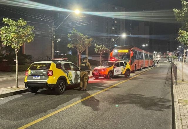 Imagem da noticia Homem morre esfaqueado após defender casal gay dentro de ônibus