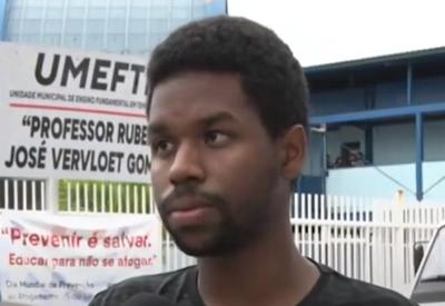 ES: professor sofre ataques racistas de alunos em sala de aula ES: professor sofre ataques racistas de alunos em sala de aula