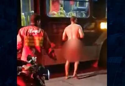 Motorista atropela motociclista, foge, bate e sai pelado após acidente Motorista atropela motociclista, foge, bate e sai pelado após acidente