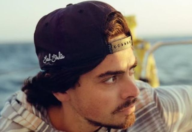 Imagem da noticia Homem pede demissão para viajar de barco na companhia de um gato