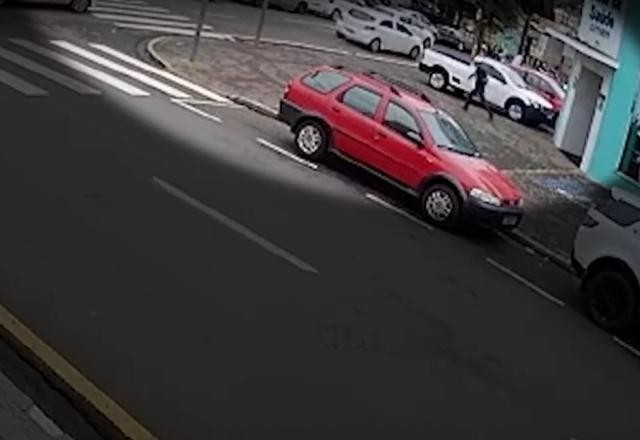 Imagem da noticia Homem invade local de trabalho da ex, tenta matá-la e arma falha