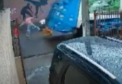 Homem salva criança de cinco anos de atropelamento no PR Homem salva criança de cinco anos de atropelamento no PR