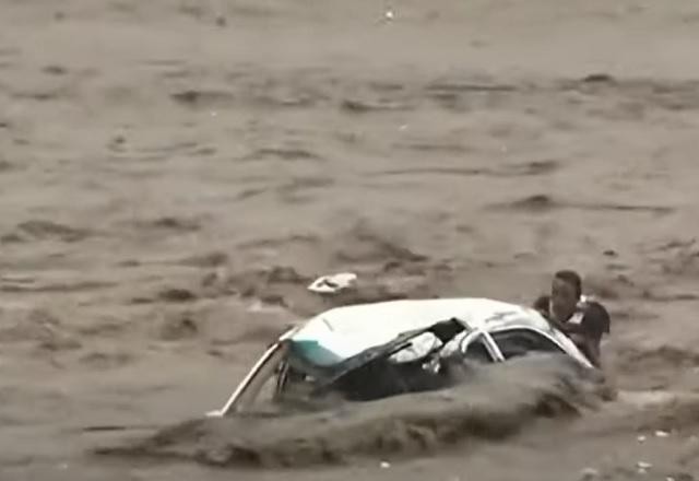 Imagem da noticia Motorista é resgatado após carro cair em rio na China