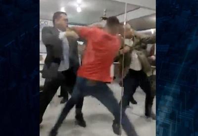 Sessão de Câmara vira ringue de pancadaria entre vereadores Sessão de Câmara vira ringue de pancadaria entre vereadores