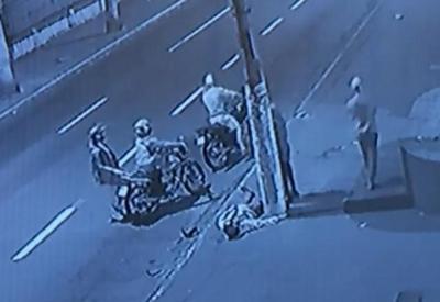 Motoboy é assaltado após sofrer grave acidente e ficar desacordado Motoboy é assaltado após sofrer grave acidente e ficar desacordado