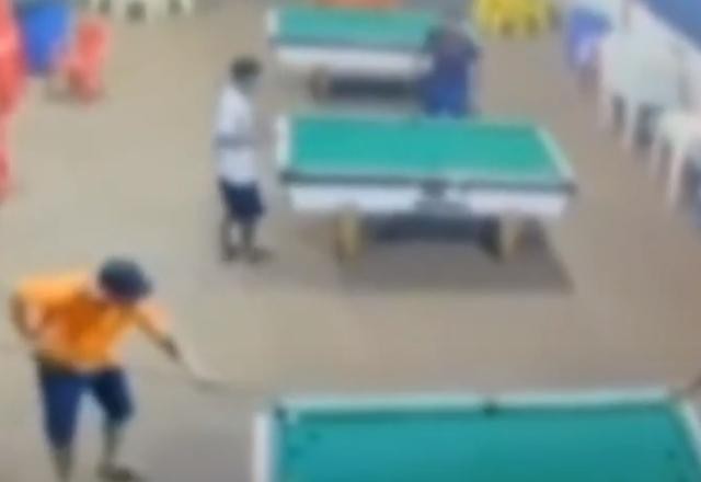 Imagem da noticia Homens são mortos a tiros enquanto jogam sinuca em bar