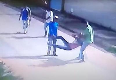 Homem é sequestrado e espancado até morrer por roubar temperos Homem é sequestrado e espancado até morrer por roubar temperos