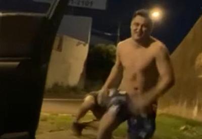 Mulher trans é agredida com rasteira em rua de Uberlândia (MG) Mulher trans é agredida com rasteira em rua de Uberlândia (MG)