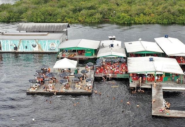 Flutuantes voltam aos rios da Amazônia e reaquecem economia local