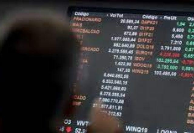Imagem da noticia Ibovespa fecha em alta e bate recorde histórico pela 9ª vez seguida; dólar cai a R$ 5,34