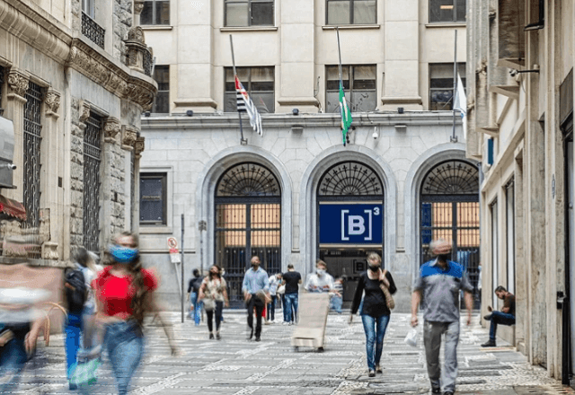 Imagem da noticia Ibovespa hoje: acompanhe o movimento da bolsa e dólar nesta sexta-feira (26)