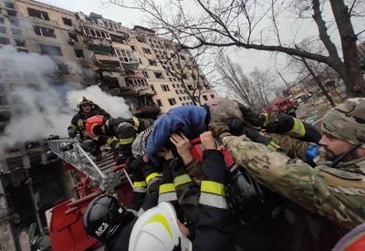 Dados de satélite mostram vala comum com centenas de corpos na Ucrânia Dados de satélite mostram vala comum com centenas de corpos na Ucrânia