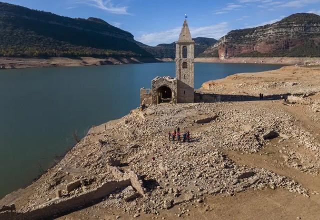 Imagem da noticia Igreja e restos de vila reaparecem com seca de reservatório na Espanha