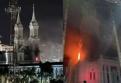 Igreja pega fogo em cidade de Santa Catarina