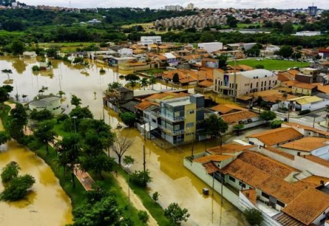 Imagem da noticia Chuva provoca alagamento e estragos em Sorocaba, São Paulo