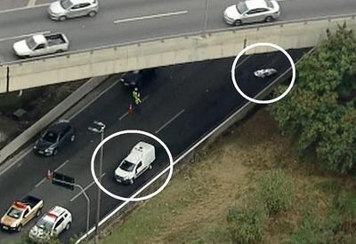 Homem cai de viaduto e motorista capota ao desviar de corpo na pista Homem cai de viaduto e motorista capota ao desviar de corpo na pista