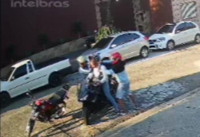 Imagem da noticia SP: motociclista vive terror no meio da rua durante assalto