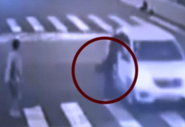 Imagem da noticia Cachorro pula de carro em movimento e ataca mulher e filho