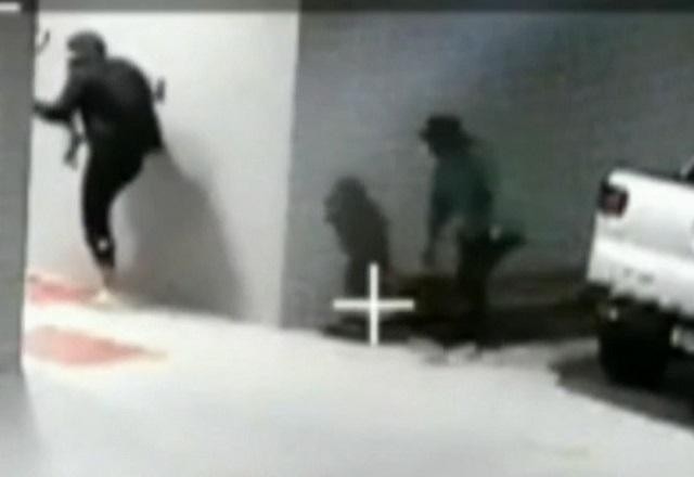 Imagem da noticia Polícia divulga imagens de ladrões invadindo prédio de Carlinhos Maia