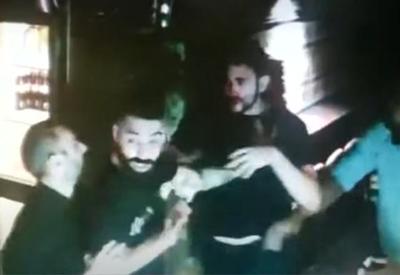 Produtor da dupla Maiara e Maraisa briga em bar com policial Produtor da dupla Maiara e Maraisa briga em bar com policial