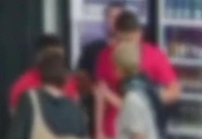 Comentários homofóbicos motivam briga em distribuidora de bebidas Comentários homofóbicos motivam briga em distribuidora de bebidas