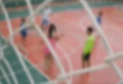 Mulher que agrediu menina em condomínio responde a outros crimes Mulher que agrediu menina em condomínio responde a outros crimes