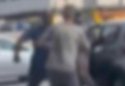 Vítima de ataque racista reage contra criminosos na Grande SP Vítima de ataque racista reage contra criminosos na Grande SP