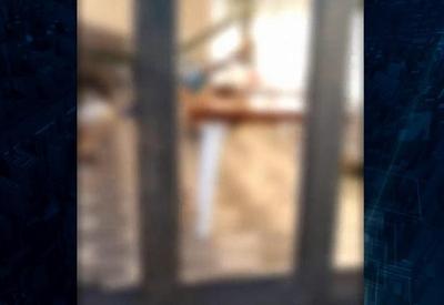 Chacina: pai, filhos e funcionário são mortos a tiros, dentro de casa Chacina: pai, filhos e funcionário são mortos a tiros, dentro de casa