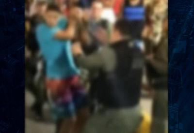 Jovem é agredido por PMs após desentendimento sobre passagem de ônibus Jovem é agredido por PMs após desentendimento sobre passagem de ônibus